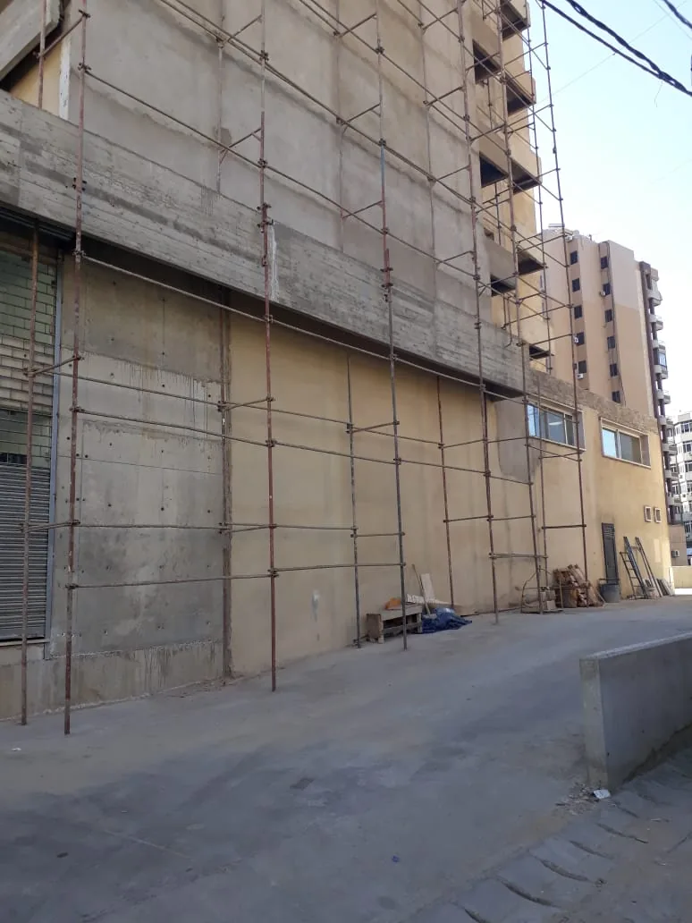 تركيب سقالات بزاوية 45 درجة على واجهة مبنى في جبيل.