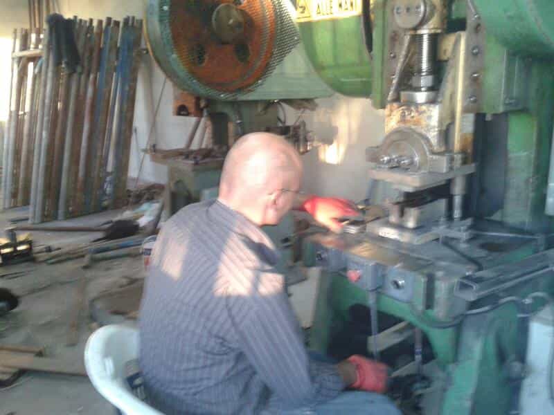 فني مركز صيانة Gem Group يعمل على معدات السقالات.