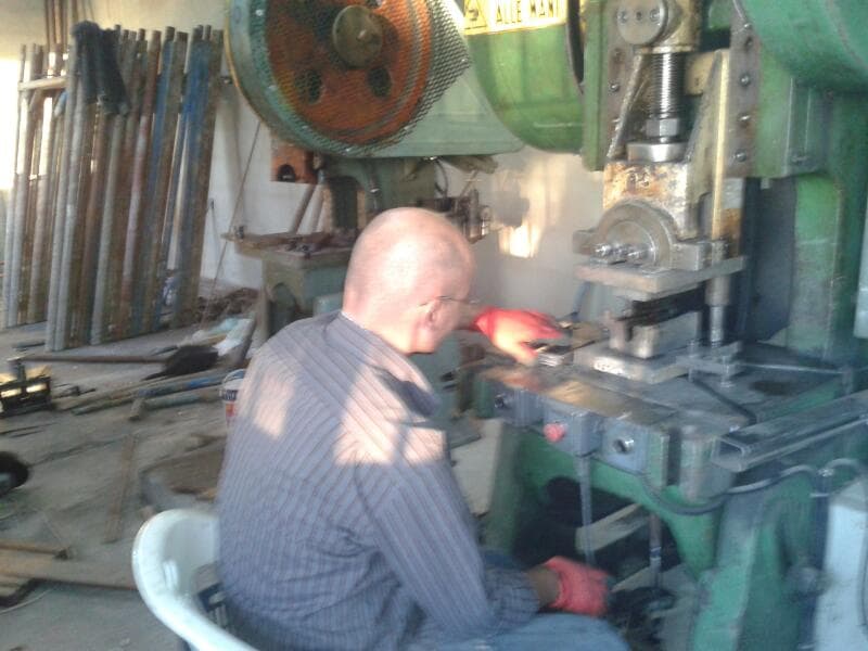 فني مركز صيانة Gem Group يعمل على معدات السقالات.