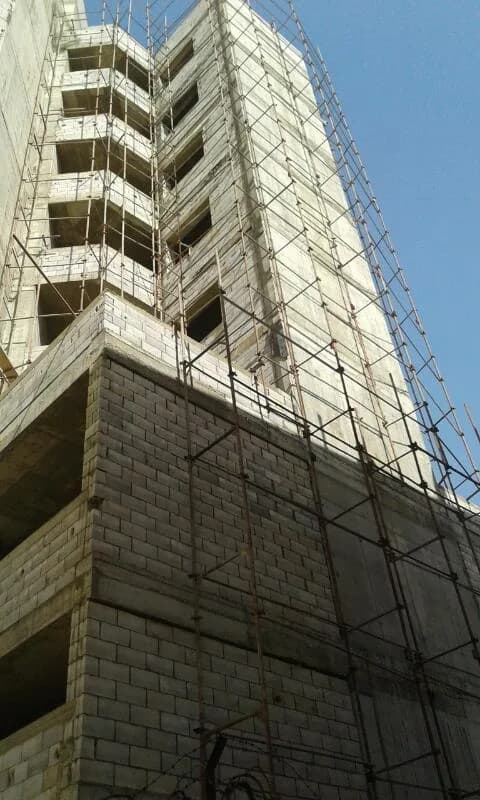 سقالات واجهة من 16 طابقاً على مبنى سكني في الجناح.