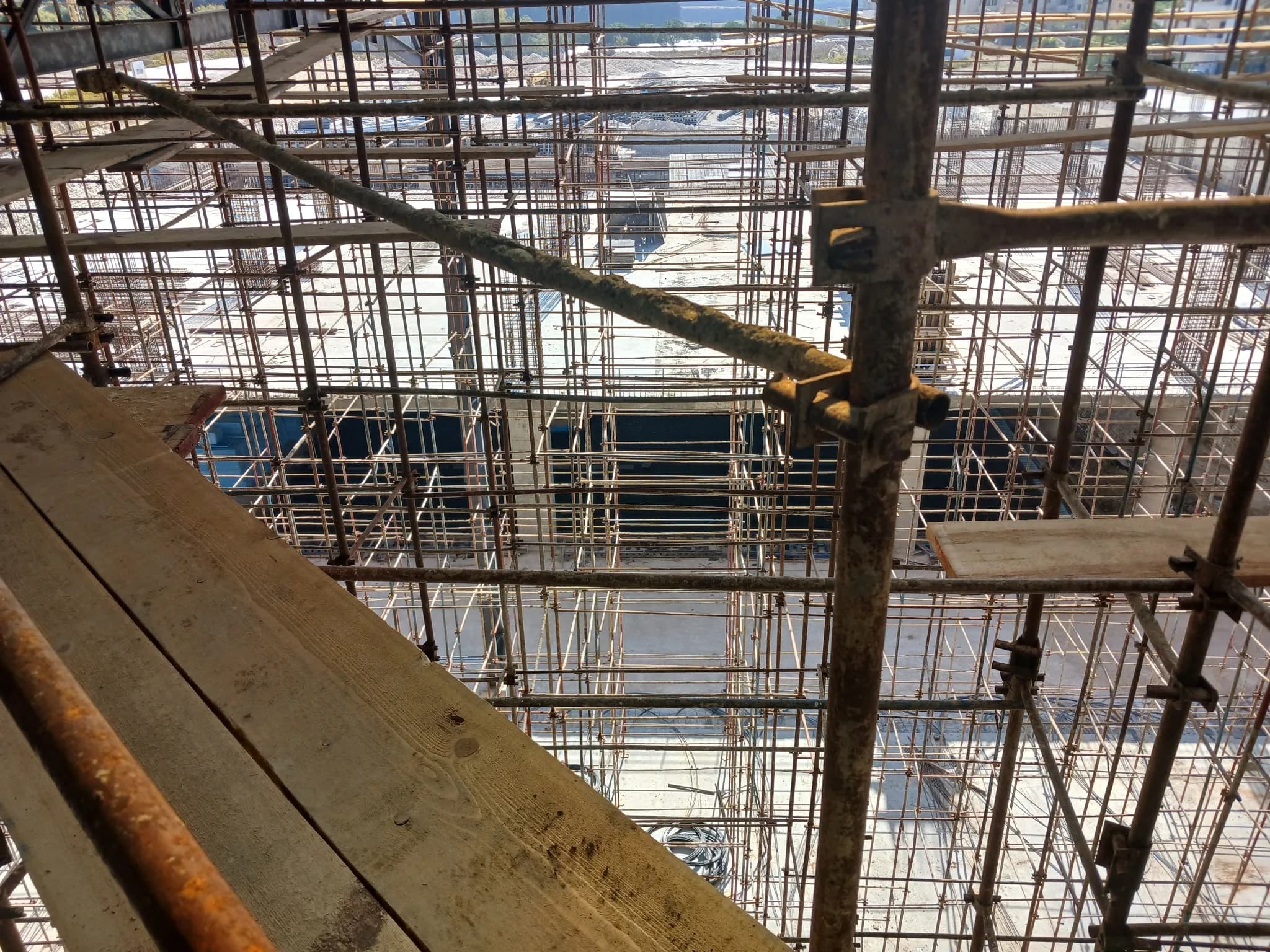 نظام سقالات داخلي متعدد المستويات فوق ميزة مائية في مشروع صناعي في تبنا الجنوب.