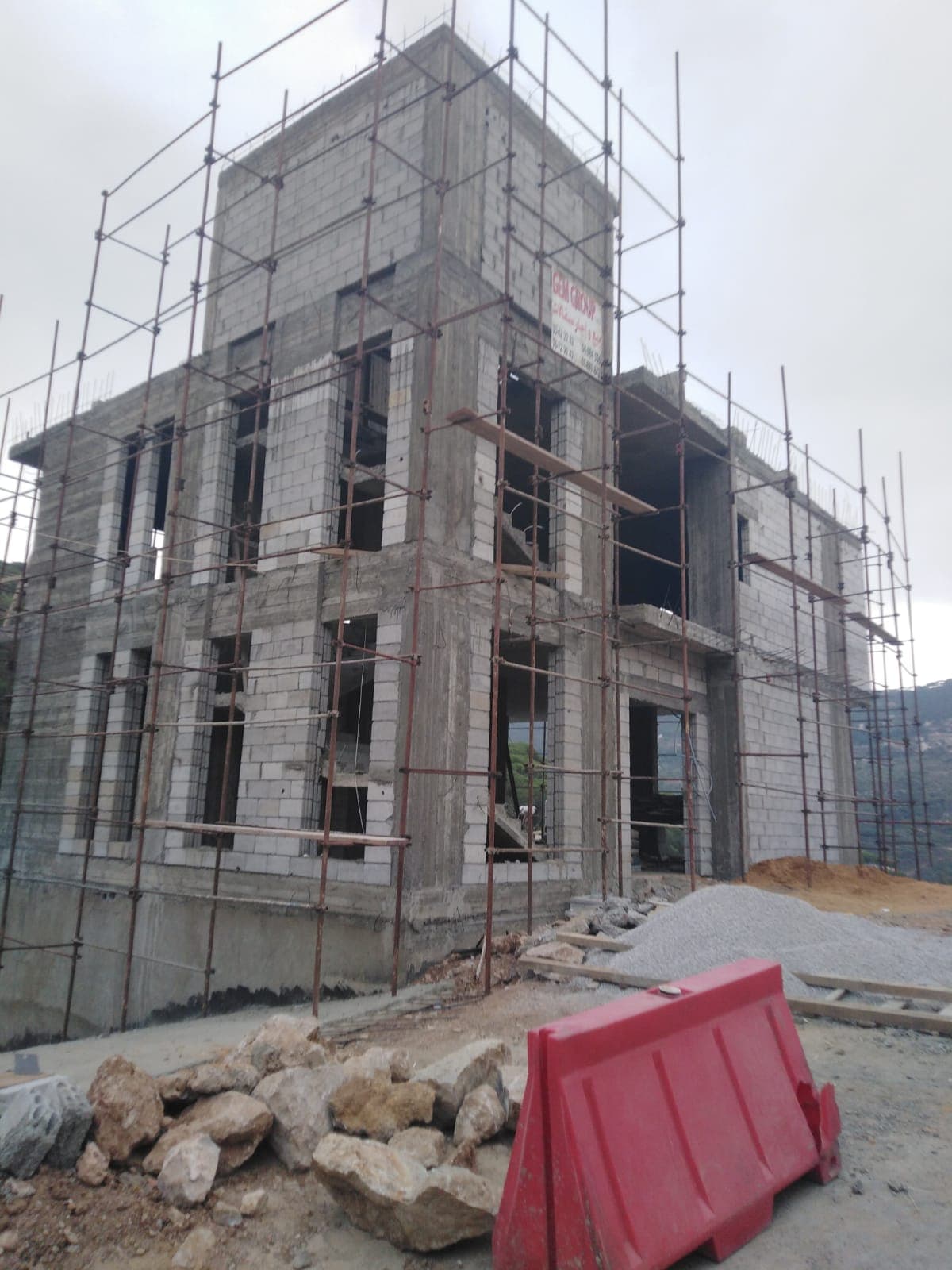 فيلا متعددة الطوابق قيد الإنشاء مع سقالات لف كاملة في بعبدات.