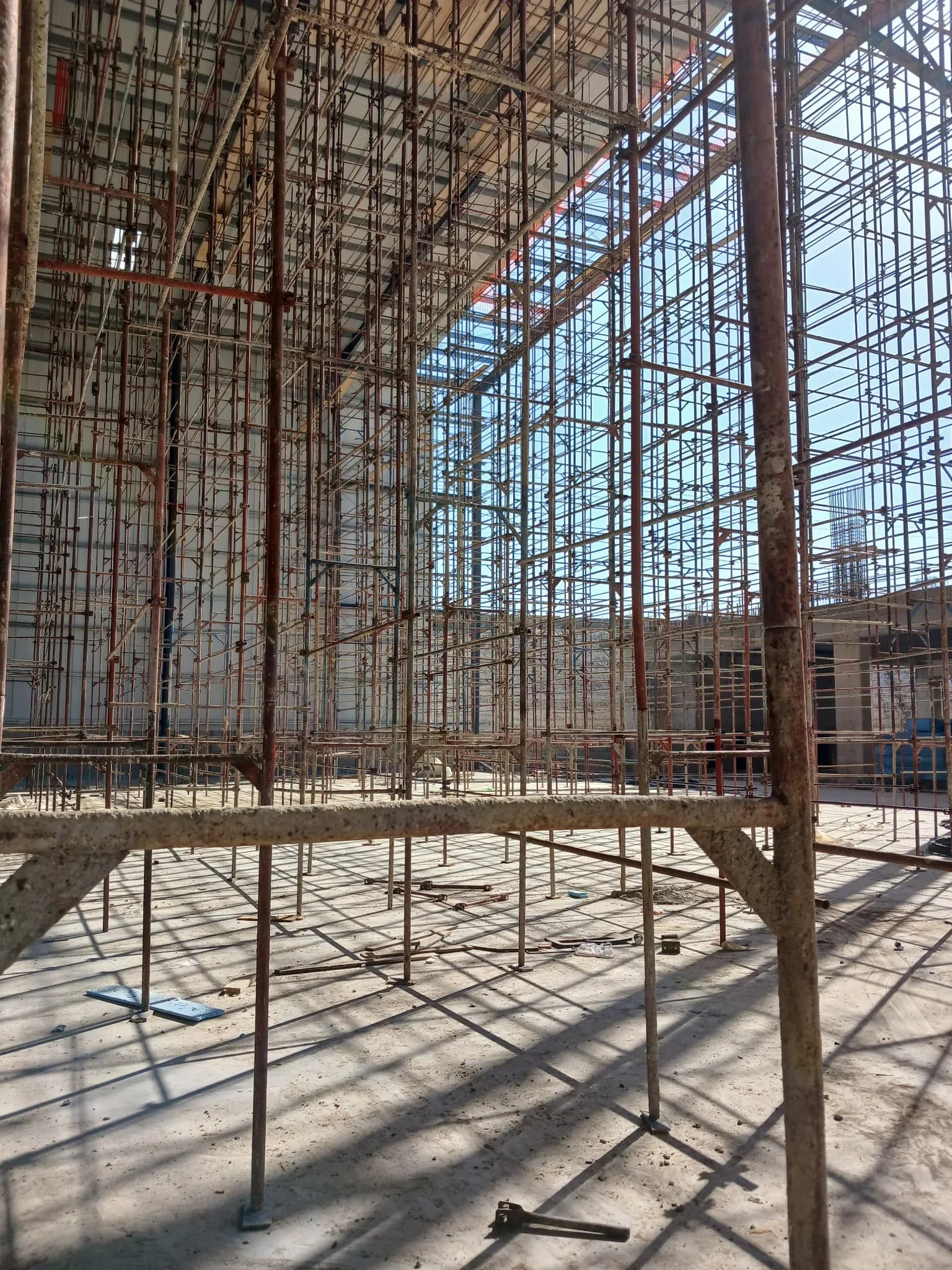 تركيب سقالات جسر معلق بارتفاع 46 متراً في مشروع صناعي في مرفأ بيروت.