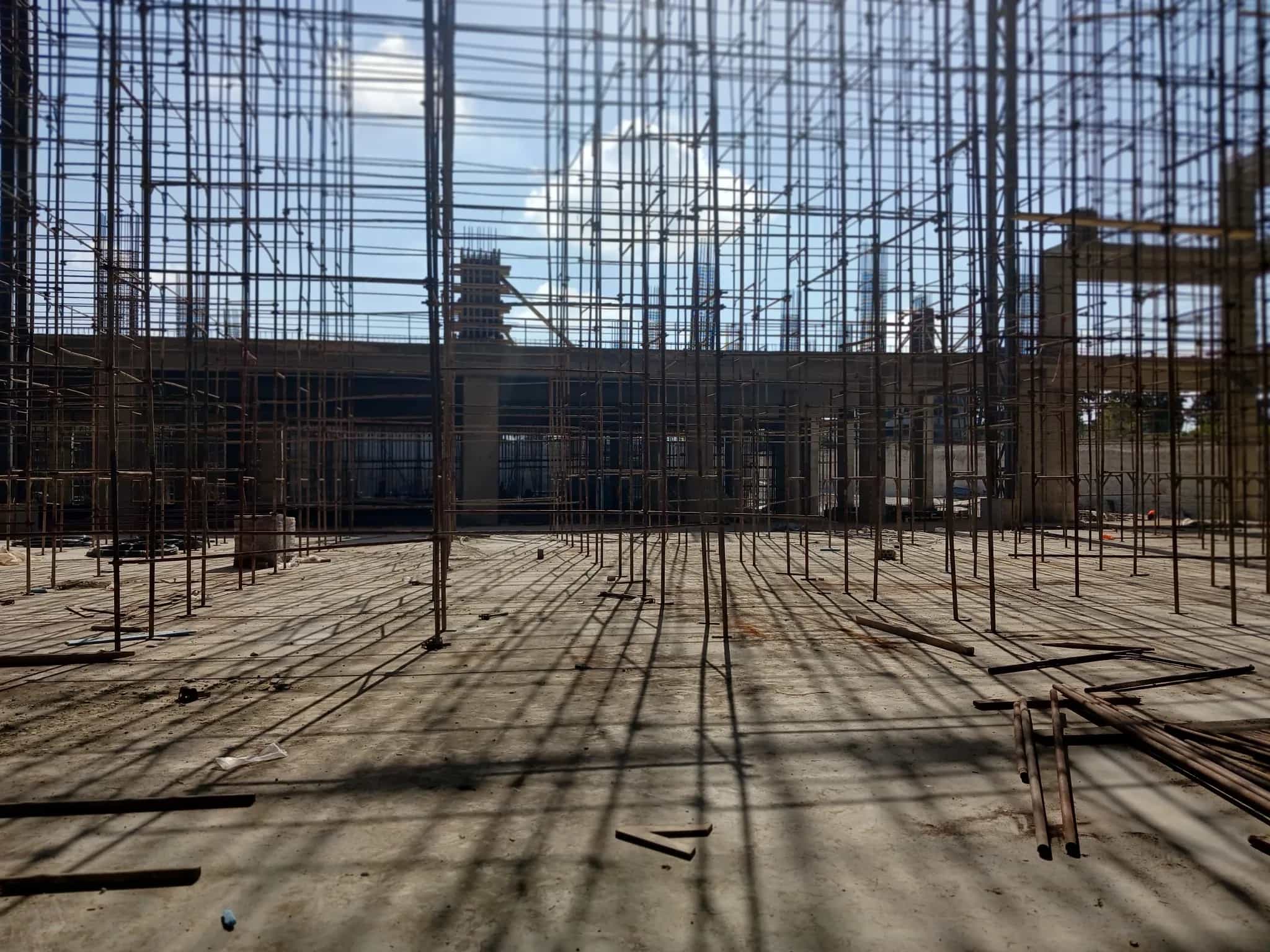 بناء مستودع صناعي مع سقالات تعزيز في لبنان.