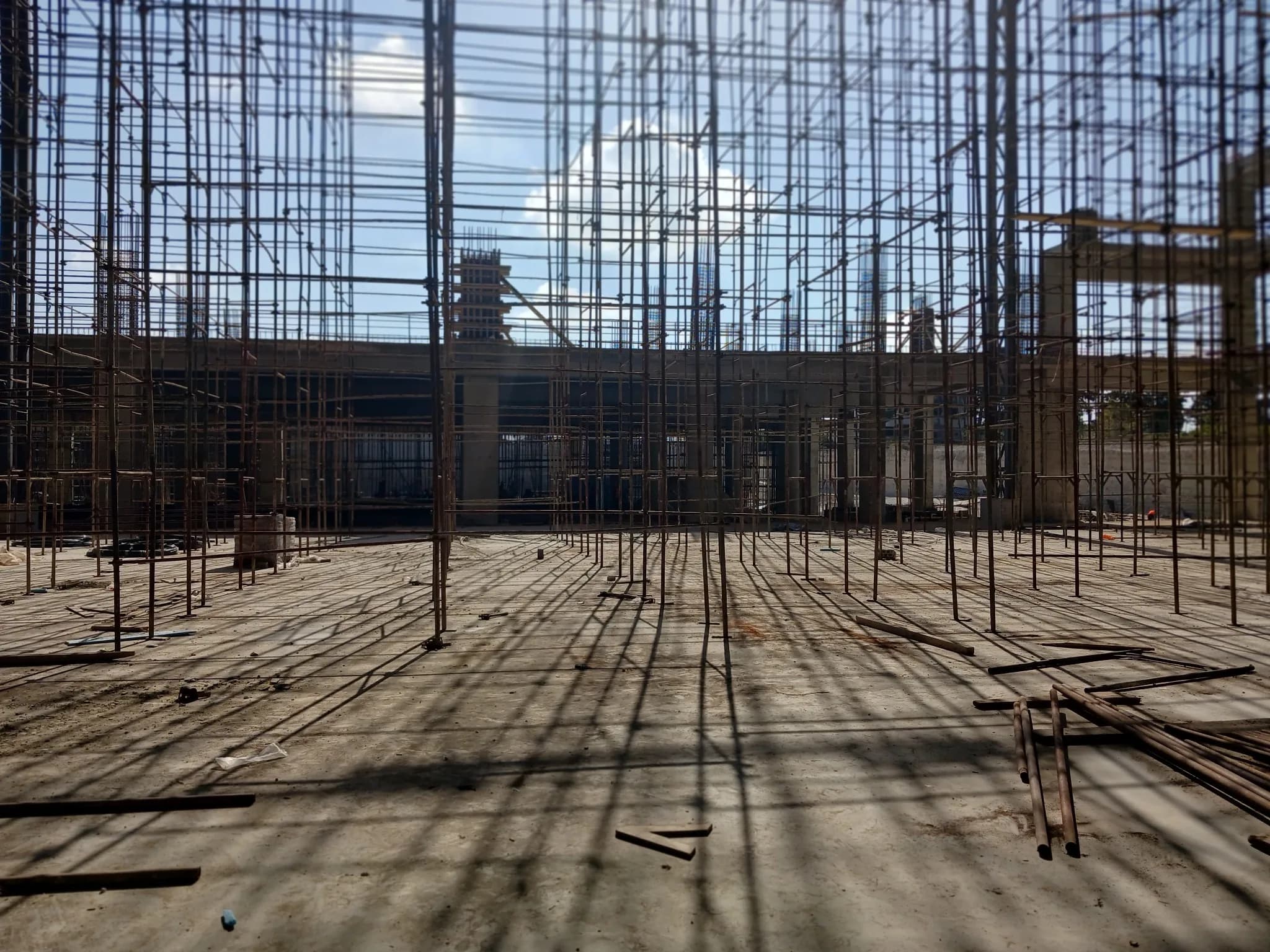 بناء مستودع صناعي مع سقالات تعزيز في لبنان.