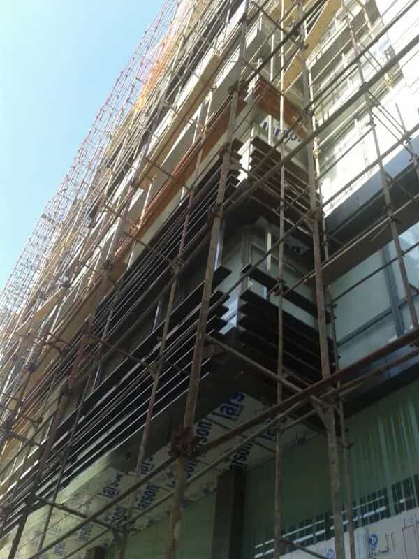 نظام سقالات واجهة مخصص من 14 طابقاً في بعبدا، منظر قريب.