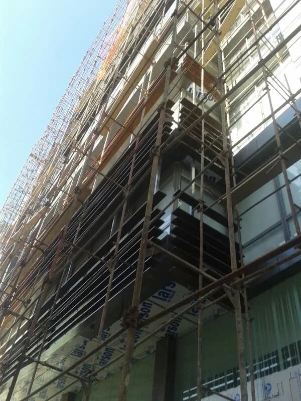 نظام سقالات واجهة مخصص من 14 طابقاً في بعبدا، منظر قريب.