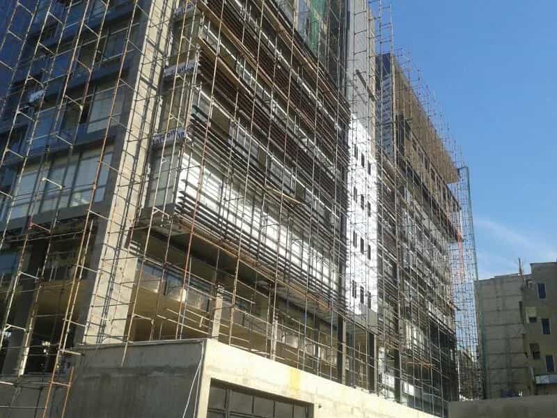 مبنى سكني من 14 طابقاً مع سقالات واجهة واسعة عالية الحمولة في بعبدا.