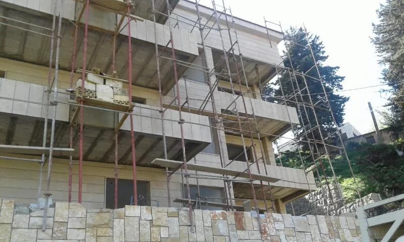 تركيب سقالات واجهة سكنية في جورة البلوط.