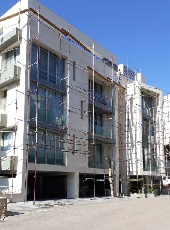 مبنى سكني حديث من 4 طوابق مع سقالات جسر في كسروان.