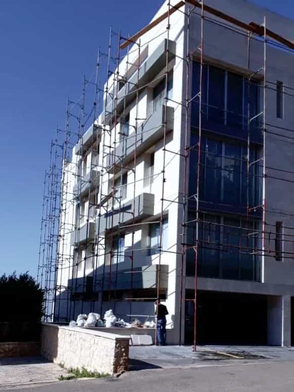 مبنى سكني من 4 طوابق مع نظام سقالات جسر في كسروان.